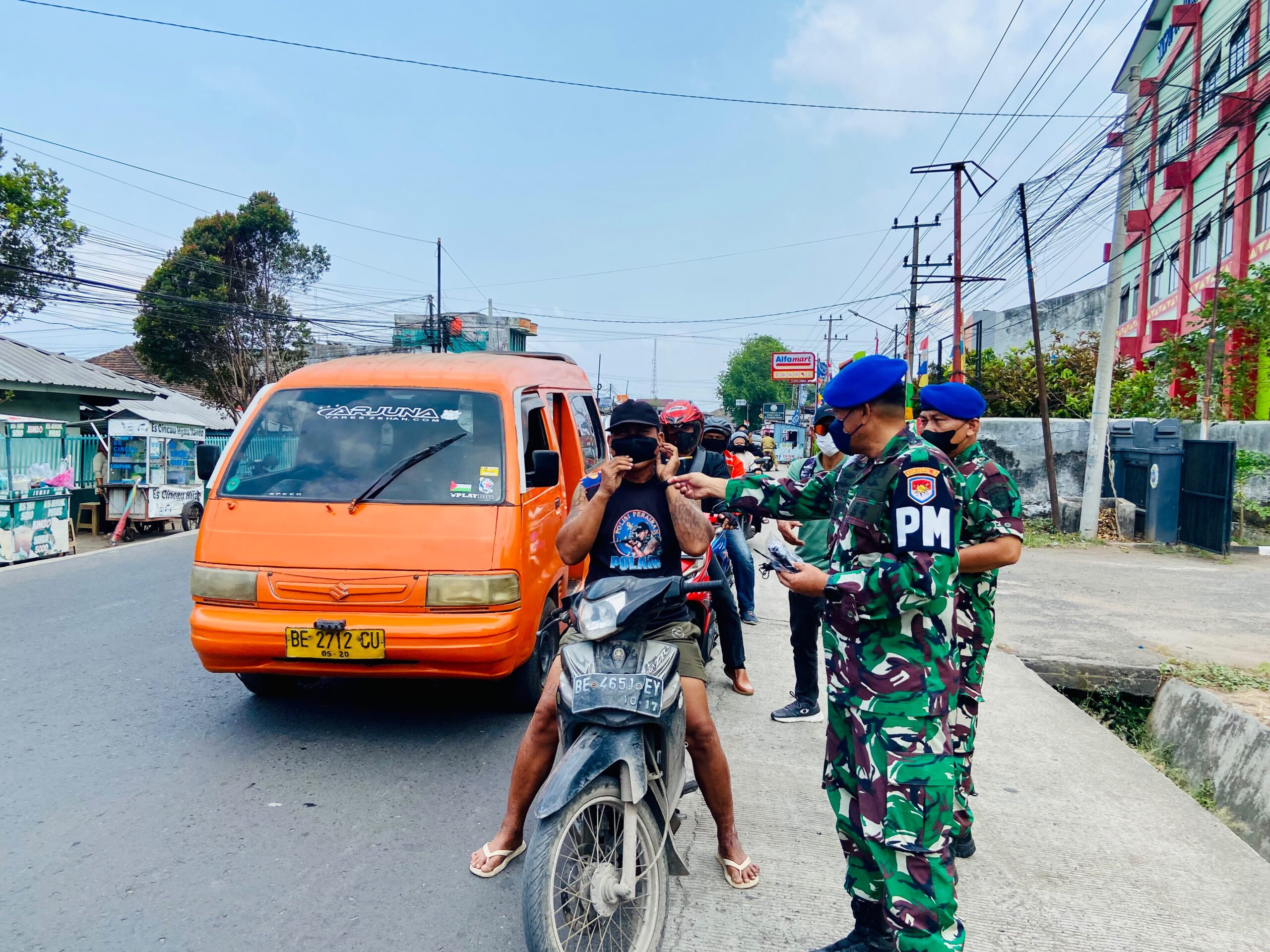 Danlanal Lampung Membagikan Masker untuk Mengantisipasi Paparan Abu Vulkanik Gunung Anak Krakatau