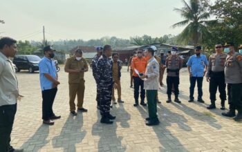 Lanal Lampung Pastikan Kesiapsiagaan Bencana, Bagikan Bantuan dan Edukasi Warga Pesisir Kalianda Lampung Selatan