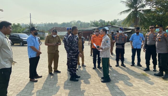 Lanal Lampung Pastikan Kesiapsiagaan Bencana, Bagikan Bantuan dan Edukasi Warga Pesisir Kalianda Lampung Selatan