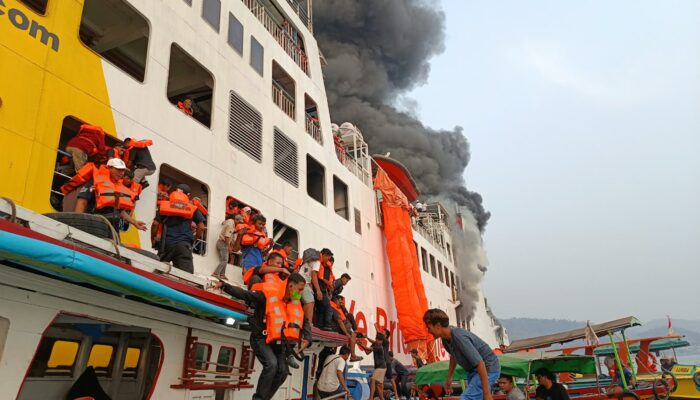KMP Batu Mandi Terbakar di Perairan Merak Usai Bertolak dari Bakauheni, Seluruh Penumpang Dievakuasi